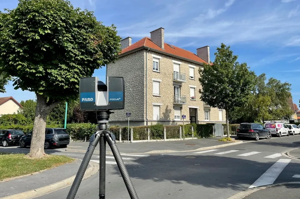 Scanner laser FARO Focus sur trépied devant un immeuble